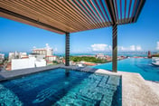 Outstanding Condo! Central 3 Blocks to Beach!