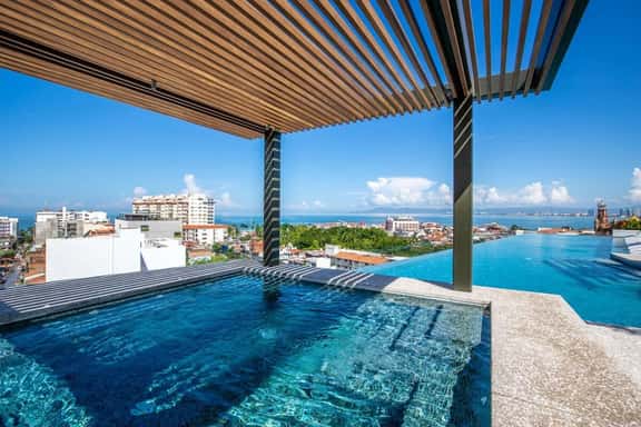 Outstanding Condo! Central 3 Blocks to Beach! - Image 1
