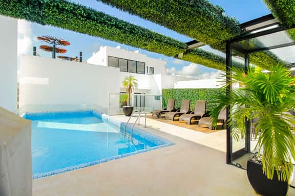 Renovated Lux 2BR w/Balcony, Pool & Prime Location! - Image 1