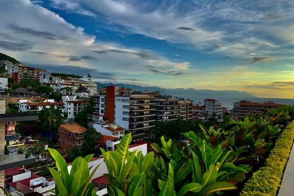 Huge Upscale 1 BD at Pavilion! - Image 1