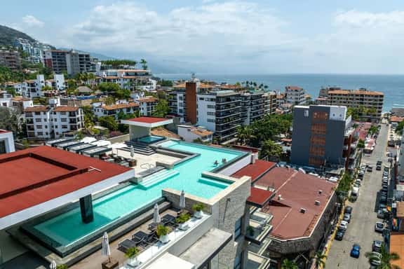 Top Floor Loft Building! Amazing Rooftop Pool! - Image 1