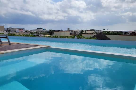 Downtown 2BR, Rooftop Pool, Fast WiFi, Amenities - Image 1