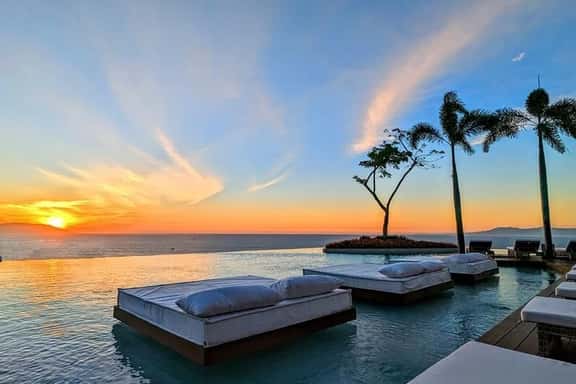 Heated Rooftop Pool! Stunning Soho! - Image 1