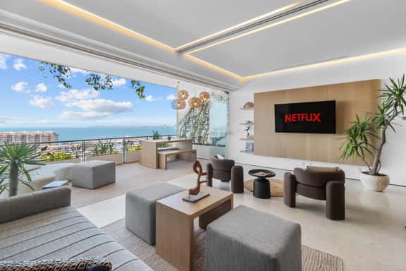 Casa Sky Mar Luxe Soho Retreat with Bay Views - Image 1