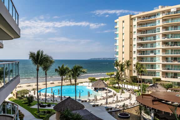 LUX and Spacious 3BD Condo - Image 1