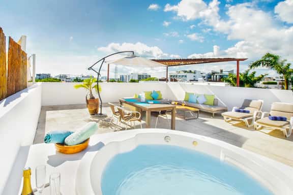 Stylish Condo, Rooftop & Private Jacuzzi - Image 1