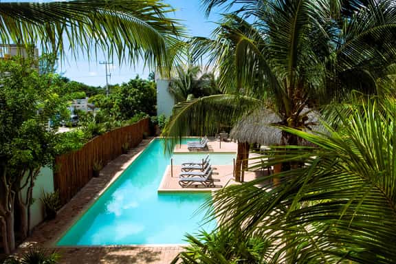 Welcome to this 1 bed 1 bath condo with splendid pool view - Image 1