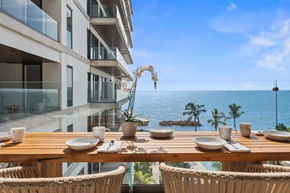 Elegant Oceanfront Retreat at Arama Bay - Image 1