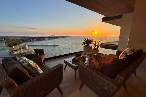 Breathtaking 2BR deluxe condo with stunning views - Image 1