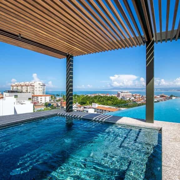 Outstanding Condo! Central 3 Blocks to Beach! - Image 1