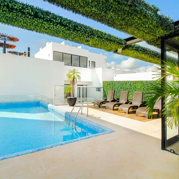 Renovated Lux 2BR w/Balcony, Pool & Prime Location! - Image 1