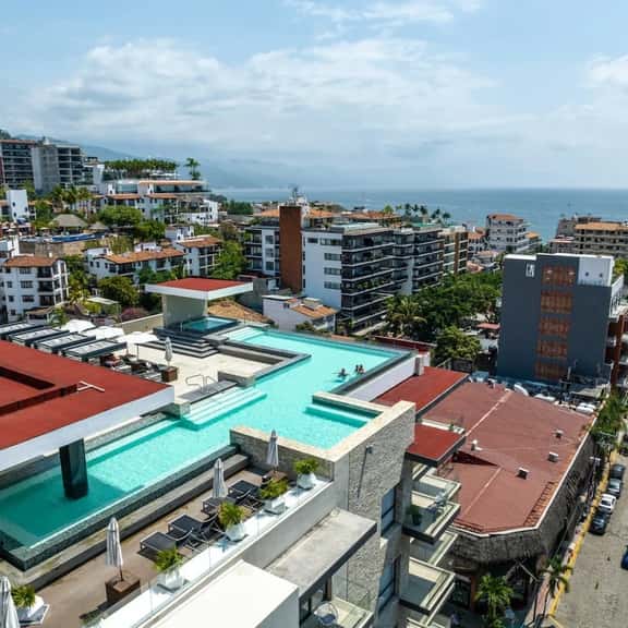 Top Floor Loft Building! Amazing Rooftop Pool! - Image 1
