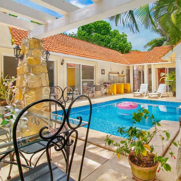 4BR Villa w/ Exclusive Private Pool Sleeps 8 - Image 1