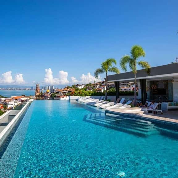Simply Splendid - Centrally Located, Amazing Pool/Gym! - Image 1