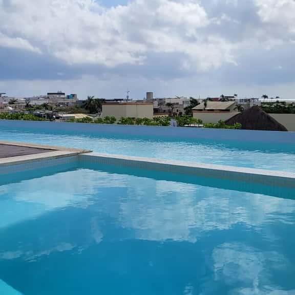 Downtown 2BR, Rooftop Pool, Fast WiFi, Amenities - Image 1