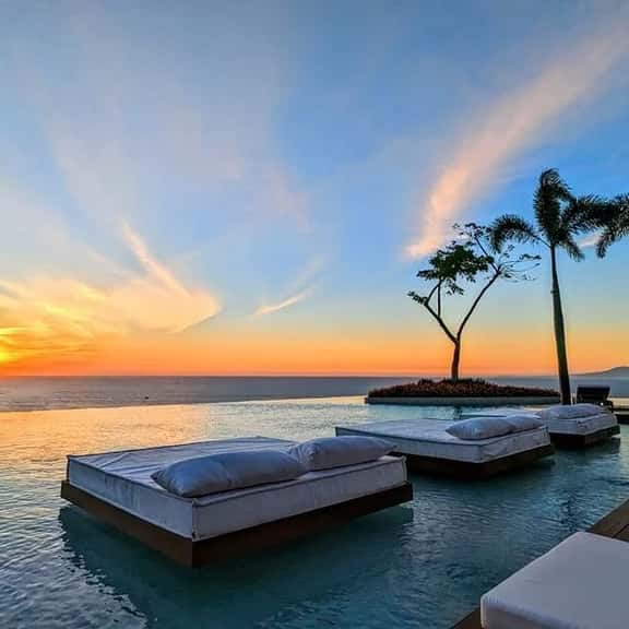 Heated Rooftop Pool! Stunning Soho! - Image 1