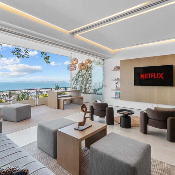Casa Sky Mar Luxe Soho Retreat with Bay Views - Image 1