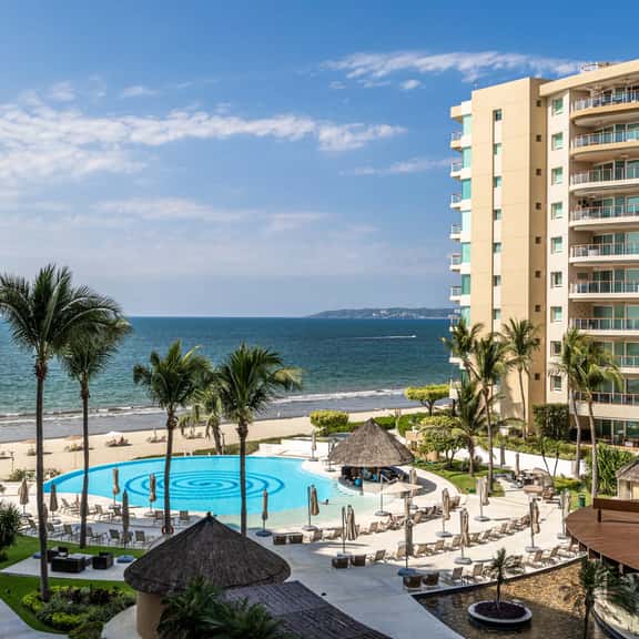 LUX and Spacious 3BD Condo - Image 1