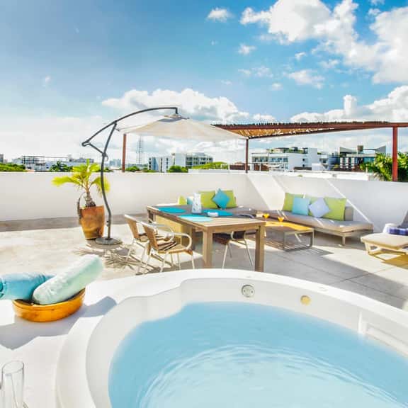 Stylish Condo, Rooftop & Private Jacuzzi - Image 1