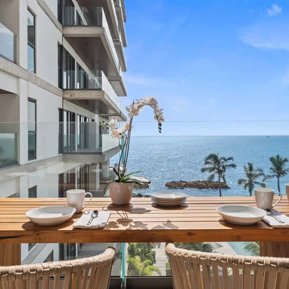 Elegant Oceanfront Retreat at Arama Bay - Image 1