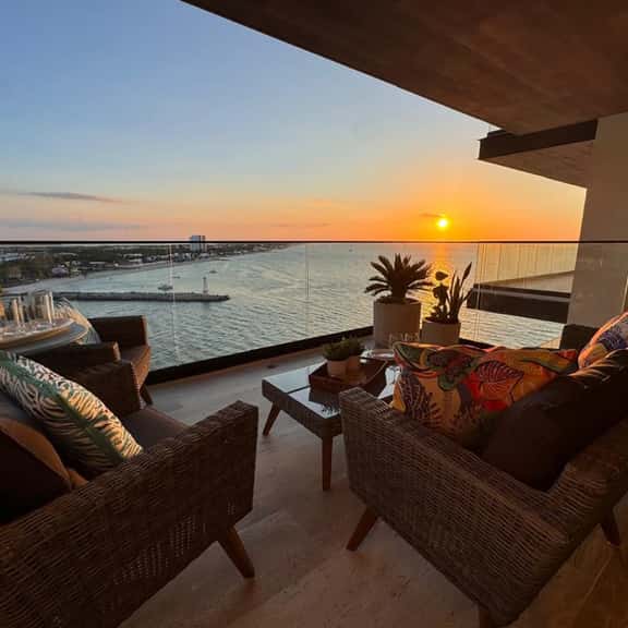 Breathtaking 2BR deluxe condo with stunning views - Image 1