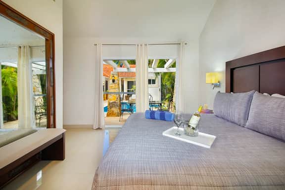 4BR Villa w/ Exclusive Private Pool Sleeps 8 - Image 3