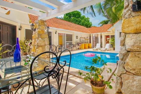 4BR Villa w/ Exclusive Private Pool Sleeps 8 - Image 1